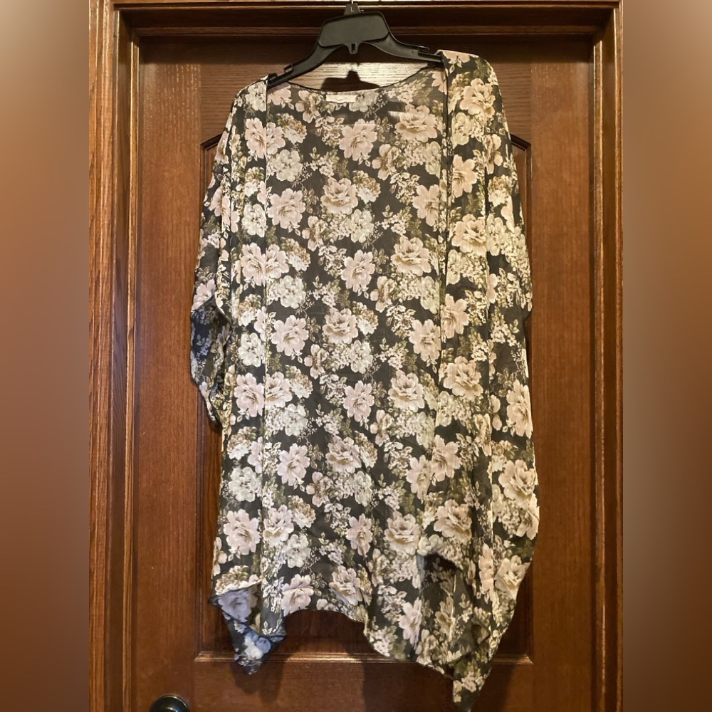 Maurice’s L/XL Floral Kimono